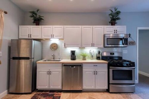 Cozy Studio close to Music Hall, Food, & Shops!