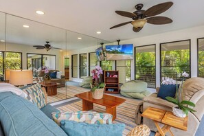 Téléviseur connecté, foyer, table de ping-pong, livres