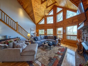 Smart TV, fireplace, DVD player, books - Chipmunk Chase in Gated Smoky Mountain Retreat Community (MAGGIE VALLEY)