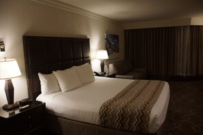 2 bedrooms, in-room safe, desk, iron/ironing board