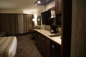 2 bedrooms, in-room safe, desk, iron/ironing board