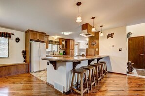 Fridge, microwave, oven, stovetop - Bear Tracks- Game Room with a Big Fenced in Backyard! (Estes Park)