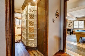 Games room - Bear Tracks- Game Room with a Big Fenced in Backyard! (Estes Park)