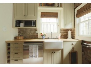 Microondas, cafetera y tetera y utensilios de cocina 