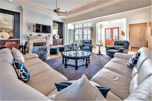 Smart TV, DVD player, books, stereo - Home, Guest House-Pool-2 Golf Cart-Close 2 Beach (Destin)