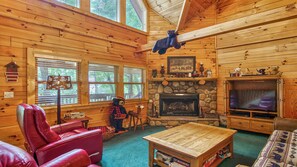 Flat-screen TV, fireplace, Hulu, DVD player - SPECIAL RATE FOR SEPTEMBER: SAME RATE AS LOW SEASON!! (MAGGIE VALLEY)
