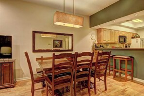Dining - CW C110 River Remedy (New Braunfels)