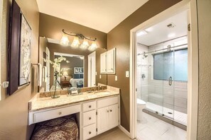 Combined shower/bathtub, hair dryer, towels