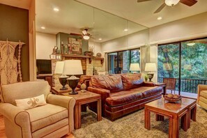 TV, fireplace - CW C110 River Remedy (New Braunfels)