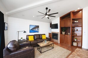 Smart TV, chimenea, reproductor de DVD y estéreo 