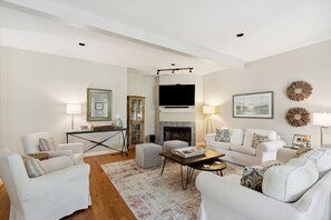 Smart TV, chimenea, reproductor de DVD y libros 