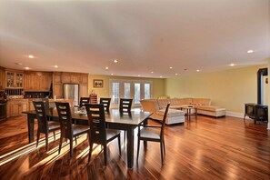 TV connectée, cheminée, lecteur de DVD, baby-foot