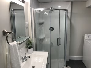 Baignoire, baignoire à remous, séchoir à cheveux, serviettes fournies