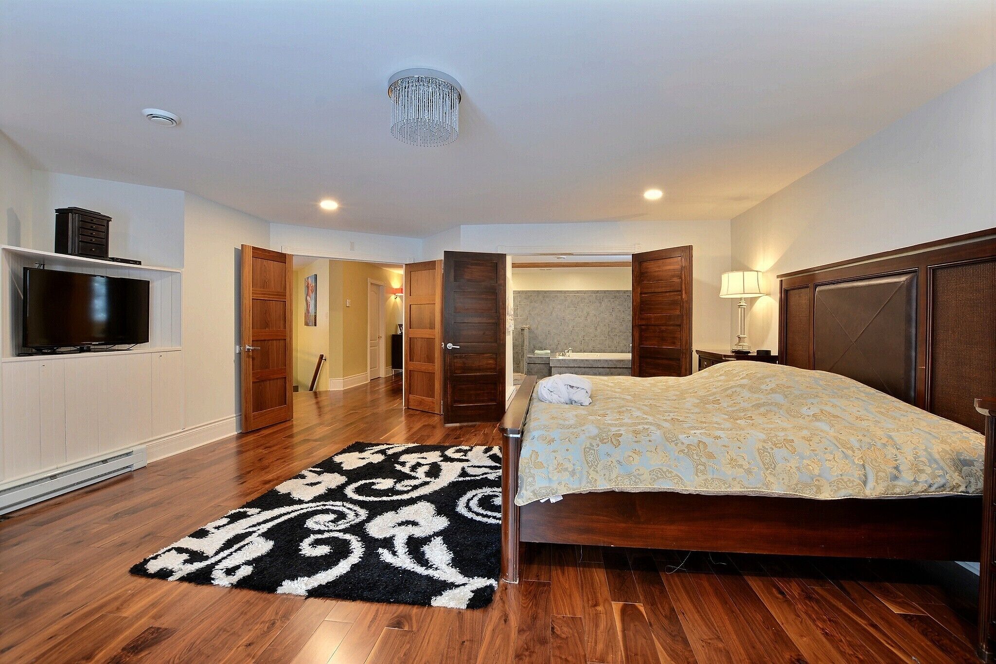 6 habitaciones, tabla de planchar con plancha y cuna de viaje 