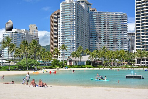 Waikiki Marina-Front Condo! Ocean & Fireworks View, Central AC, Full Kitchen!