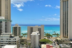 Exterior - Ocean View Lanai and an Easy 5–10-min walk to beach! FREE Wi-Fi, Full Kitchen (Honolulu)