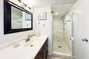 Shower, hair dryer, towels - Ocean View Lanai and an Easy 5–10-min walk to beach! FREE Wi-Fi, Full Kitchen (Honolulu)