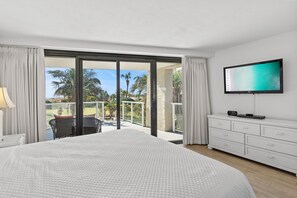 1 bedroom, iron/ironing board, free WiFi, bed sheets - First Floor Beachfront Studio! Walk out to Beach, Tropical Pool, Tram & Patio (Miramar Beach)