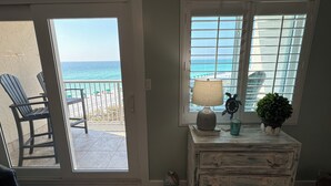 Interior - 422 - Beautifully Renovated with Gorgeous Views  and FREE bch svc (Destin)