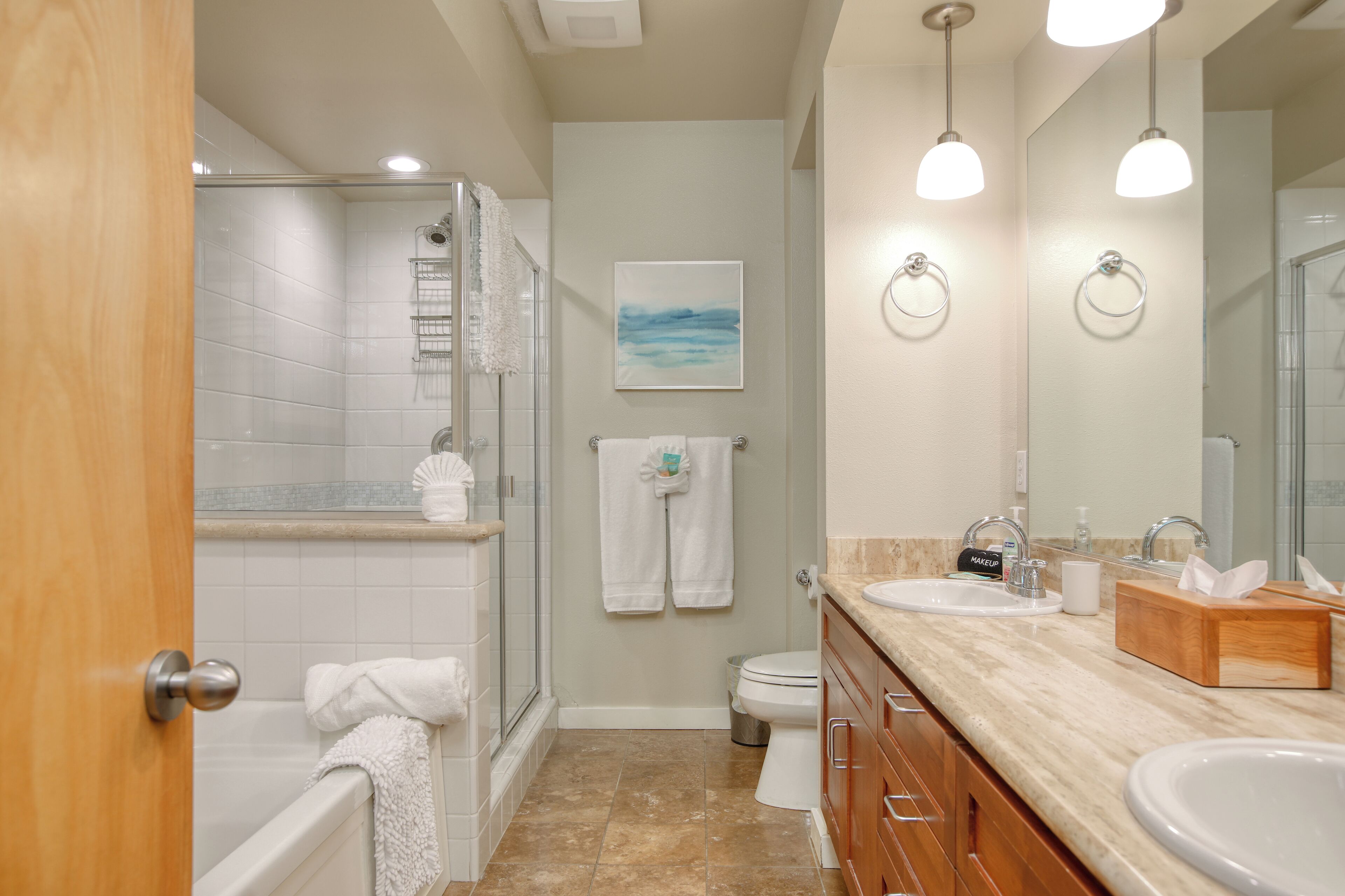 Un baño con ducha, inodoro y lavabo.