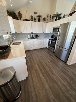 冷蔵庫、電子レンジ、オーブン、コンロ