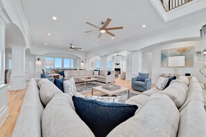 Smart TV, chimenea, futbolito y tenis de mesa 