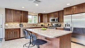 ثلاجة، ميكروويف، فرن، موقد طهي مسطح