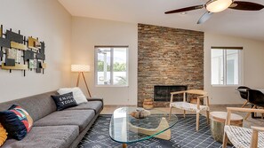 Smart TV, fireplace, DVD player, books - Private, Lush Outdoor Space Perfect for Relaxing by the Pool. 2 Primary Suites. (Palm Springs)