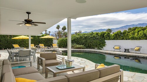 Private, Lush Outdoor Space Perfect for Relaxing by the Pool. 2 Primary Suites.