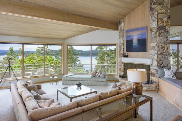 TV, fireplace, DVD player, streaming services