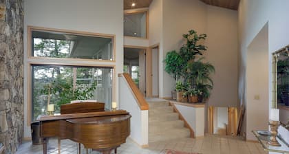 Spacieux et privé Waterfront contemporain avec bain à remous, couchers de soleil. PrÚs Ferry!