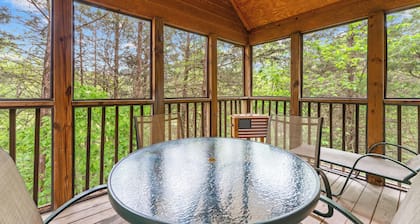 Rustic and Quaint, Pet Friendly Cabin. Tucked Away In Gorgeous Stonebridge!