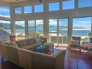TV, DVD player, books, stereo - Right across from the beach! (Netarts)