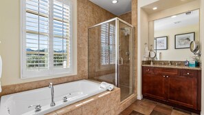 Baignoire, séchoir à cheveux, serviettes fournies, shampooing