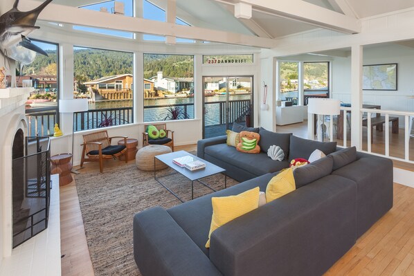 Televisio, DVD-soitin, pöytätennispöytä