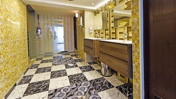 Habitació quàdruple | Bany | Articles de tocador gratuïts, sabatilles, tovalloles i sabó