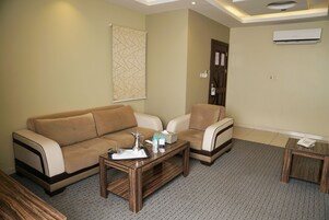 Royal Suite | Living area | 42-inch LED TV with satellite channels, TV