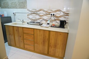Suite | Private kitchen | Fridge, oven, stovetop, electric kettle -  La Rive Hotels & Suites (Formerly known as Ghosn Al Banafsej) (Dammam)