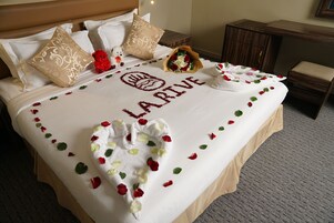 Suite | Minibar, in-room safe, soundproofing, iron/ironing board