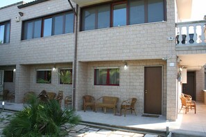 Courtyard - Le Sirene Bed and Breakfast (Cellamare)