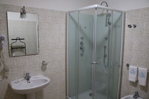 Sistema de insonorización, cunas, wifi gratis y ropa de cama