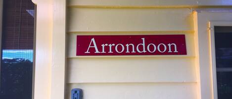 A sign reading "Arrondoon" on a building's exterior wall.