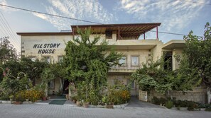 Vista frontal de la propiedad