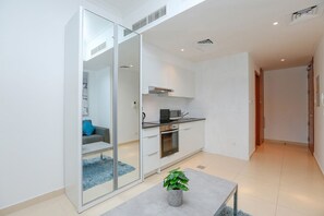 Studio (No. 1906) | Private kitchen | Fridge, microwave, oven, stovetop - Kennedy Towers - Saba 3 (Dubai)
