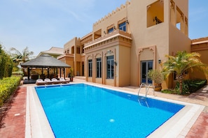 Outdoor pool - Kennedy Towers - Signature Villa L (Dubai)