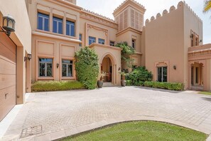Front of property - Kennedy Towers - Signature Villa L (Dubai)