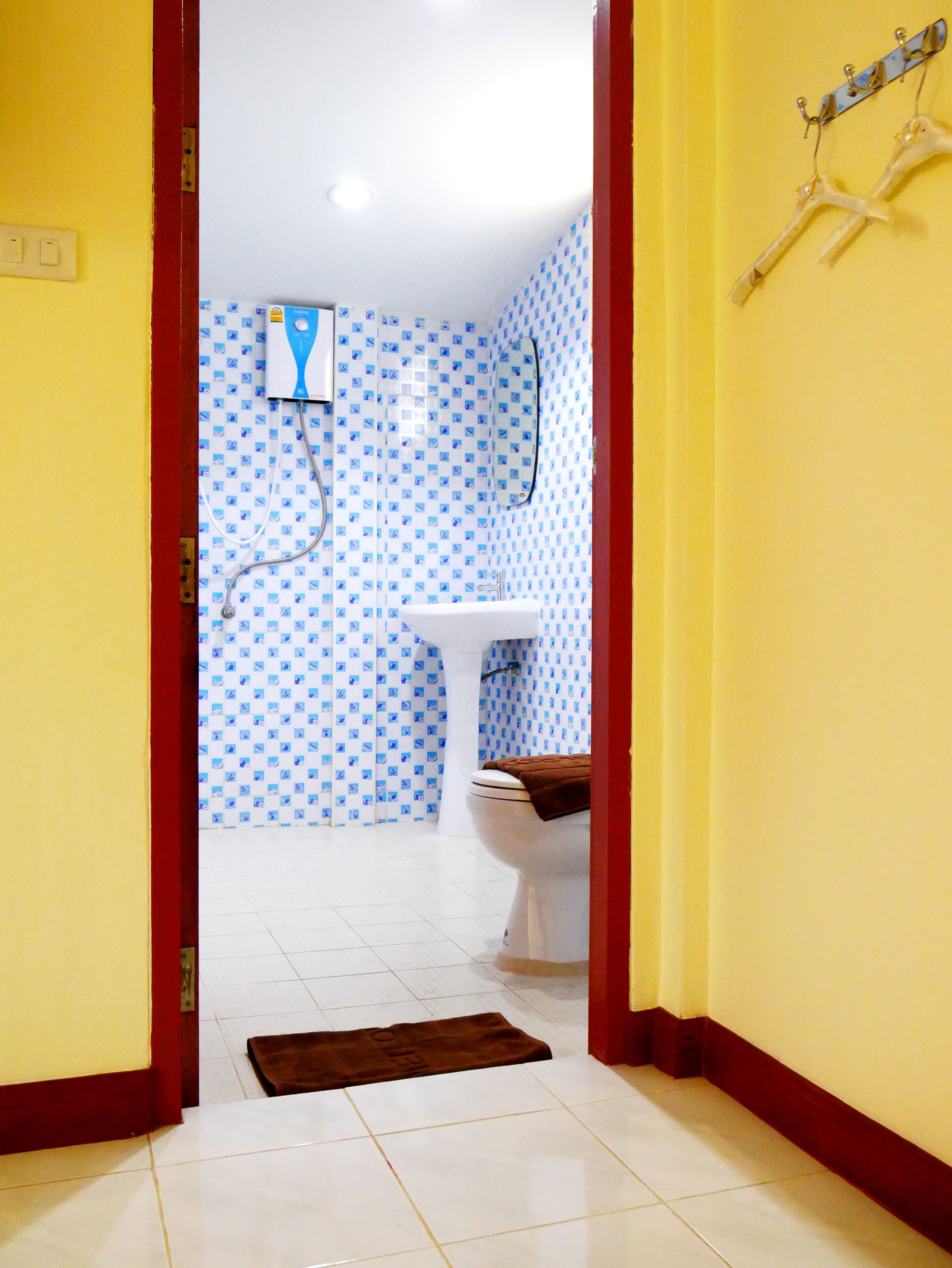 Een badkamer met toilet, wastafel en douche.