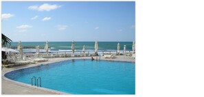 2 outdoor pools, pool umbrellas, pool loungers - Raphael Apartments (Herzliya)