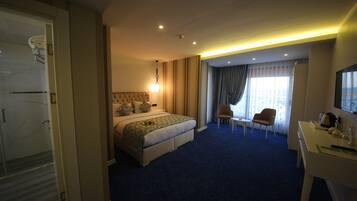 Standard Double Room, Sea View | In-room dining