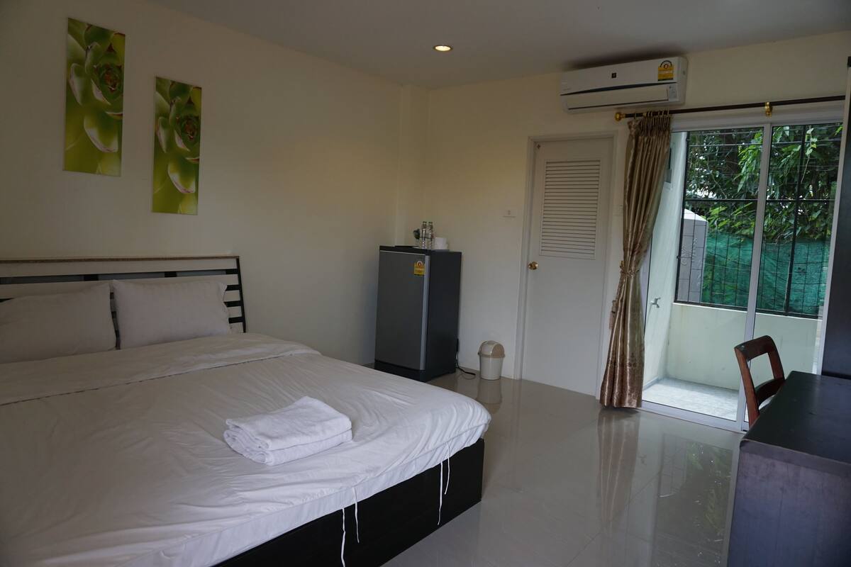 Standard Double Room | Desk, blackout drapes, rollaway beds, free WiFi